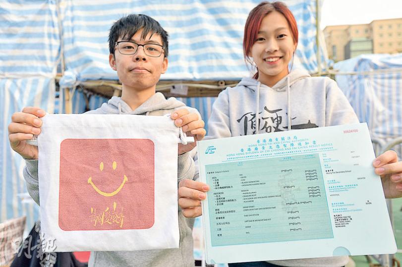 網店「canteenhk」在維園年宵推出「廢青」主題產品,包括印上「請關愛廢青」字樣的袋子,以及模仿中學文憑試成績表的「香港廢青文憑智障通知書」文件夾,店主Samuel(左)表示擺賣年宵攤檔的成本為5萬元,對銷情有信心,期望可賺3萬至4萬元。(楊柏賢攝)由一眾大學生籌備的攤位「8ggie」推出5款雞蛋公仔,當中有以黃傘作蛋殼的「催淚蛋」(左一),團隊成員港大二年級生Oscar表示,創作靈感源自雨傘運動,「催淚蛋」堅毅的眼神象徵港人自強不息的精神。(楊柏賢攝)桃花檔主開叔表示,花了近3年研究出種植 網店「canteenhk」在維園年宵推出「廢青」主題產品,包括印上「請關愛廢青」字樣的袋子,以及模仿中學文憑試成績表的「香港廢青文憑智障通知書」文件夾,店主Samuel(左)表示擺賣年宵攤檔的成本為5萬元,對銷情有信心,期望可賺3萬至4萬元。(楊柏賢攝)由一眾大學生籌備的攤位「8ggie」推出5款雞蛋公仔,當中有以黃傘作蛋殼的「催淚蛋」(左一),團隊成員港大二年級生Oscar表示,創作靈感源自雨傘運動,「催淚蛋」堅毅的眼神象徵港人自強不息的精神。(楊柏賢攝)桃花檔主開叔表示,花了近3年研究出種植