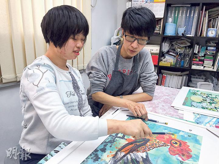 患結節性硬化症的林卓瑤(左)跟何老師(右)學畫8年,作品逾300幅,下月將舉辦畫展。臨近歲晚,何老師指導瑤瑤畫公雞應節。(劉嘉裕攝) 患結節性硬化症的林卓瑤(左)跟何老師(右)學畫8年,作品逾300幅,下月將舉辦畫展。臨近歲晚,何老師指導瑤瑤畫公雞應節。(劉嘉裕攝)