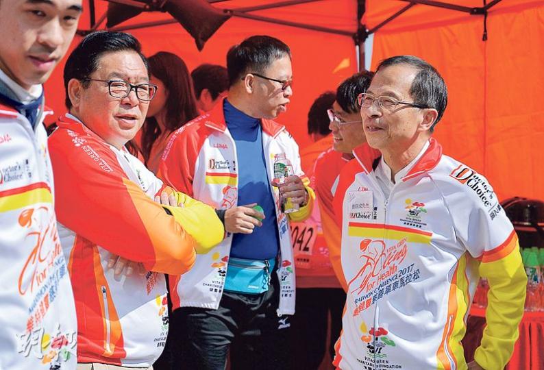 立法會前主席曾鈺成(右一)昨出席慈善活動後回應林鄭月娥「中央不任命」說法,認為這反映對方充分相信自己獲得中央信任。左二為經民聯副主席林健鋒。(蘇智鑫攝) 立法會前主席曾鈺成(右一)昨出席慈善活動後回應林鄭月娥「中央不任命」說法,認為這反映對方充分相信自己獲得中央信任。左二為經民聯副主席林健鋒。(蘇智鑫攝)