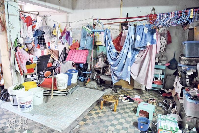 男嬰一家六口同居於大角嘴菩提街的劏房單位，客廳的共用空間放滿雜物。（賴俊傑攝）