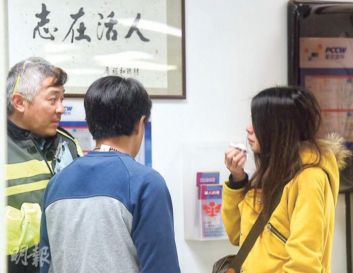 死者女兒(右)趕抵醫院了解,獲悉噩耗後傷心痛哭。(陳柔雅攝) 死者女兒(右)趕抵醫院了解,獲悉噩耗後傷心痛哭。(陳柔雅攝)