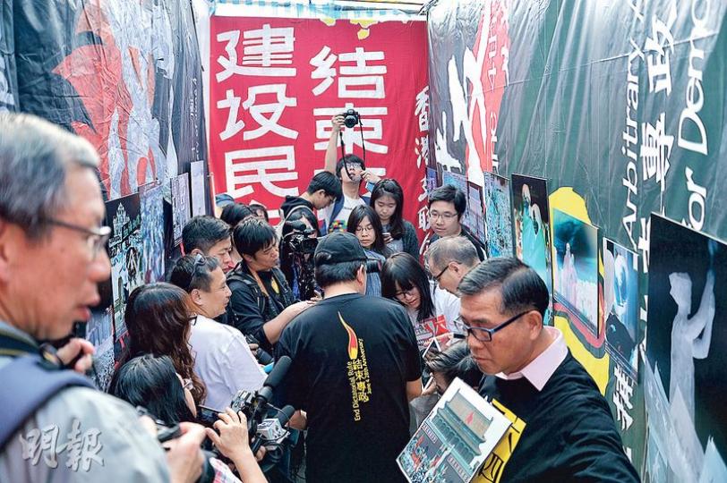 支聯會喺維園年宵攤位設置迷你六四紀念館,展出多張相片嘅底片,等市民透過手機設定,用鏡頭還原照片,寓意還原歷史真相。(蘇智鑫攝) 支聯會喺維園年宵攤位設置迷你六四紀念館,展出多張相片嘅底片,等市民透過手機設定,用鏡頭還原照片,寓意還原歷史真相。(蘇智鑫攝)