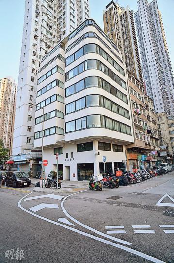 市建局行政總監韋志成稱，若能妥善維修及翻新，可令舊樓延長壽命及升值。他以新海旁街同發大廈（圖）為例，外國投資者購入後改造及翻新，由唐樓變為高級公寓。（蘇智鑫攝）