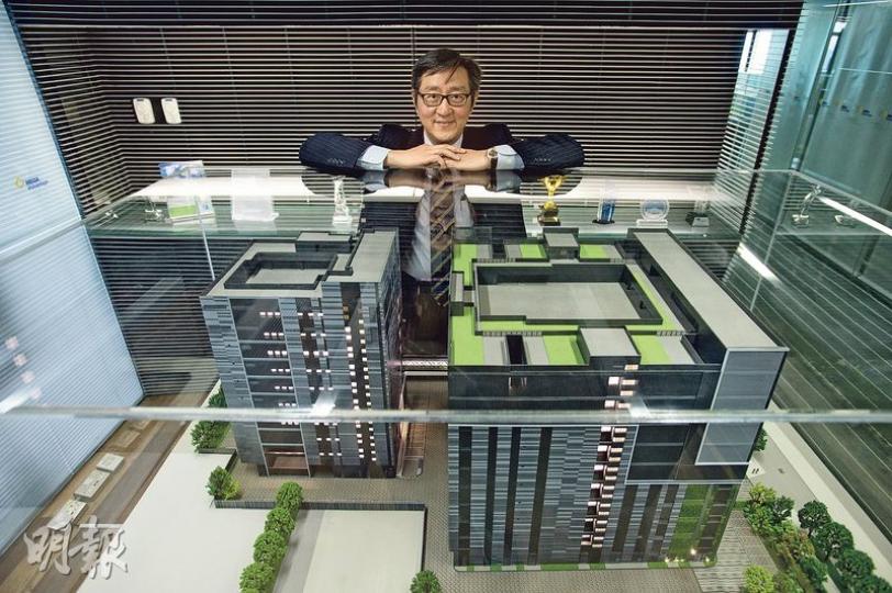 新意網執董兼行政總裁任景信,在資訊科技業擁有逾31年經驗,對公司業務琅琅上口;訪問期間,更親切地為記者講解經營數據中心背後繁複的概念。(鄧宗弘攝) 新意網執董兼行政總裁任景信,在資訊科技業擁有逾31年經驗,對公司業務琅琅上口;訪問期間,更親切地為記者講解經營數據中心背後繁複的概念。(鄧宗弘攝)
