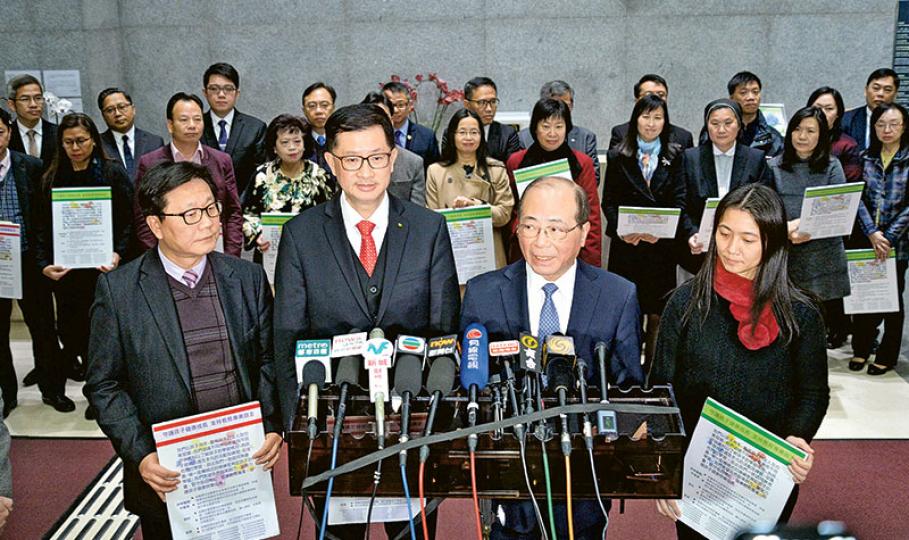 教育局長吳克儉（前排右二）昨與部分學校代表及家長教師會聯會代表會面後一同會見記者，並宣布全港小三生5月要考TSA，各代表手持反操練約章，但沒正面表態是否支持全面考TSA。前排左起﹕博愛醫院歷屆總理聯誼會有限公司代表莊紹文、家庭與學校合作事宜委員會主席湯修齊、吳克儉、直資學校議會執委徐區懿華。（蘇智鑫攝）教育界立法會議員葉建源對復考小三TSA決定表示憤怒，指教育局漠視家長反對聲音，又認為即使拒買TSA補充也不能遏止操練，將聯同其他團體發起行動。（蘇智鑫攝）