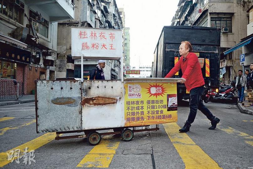 曾啟新（圖）每逢農曆新年都會到深水埗桂林街或旺角擺車仔檔賣腸粉，即使近年搬到深水埗地舖，都會到「夜市」擺賣，他說除了為賺錢，更希望為市民帶來熱鬧的新年氣氛。（鍾林枝攝）