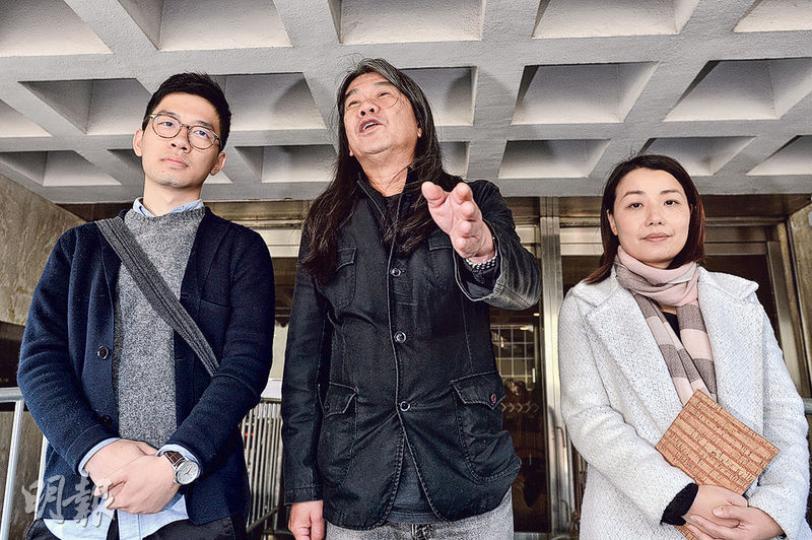 梁國雄（中）、劉小麗（右）、羅冠聰（左）及姚松炎昨就宣誓司法覆核申請押後聆訊，獲法庭接納。（楊柏賢攝）