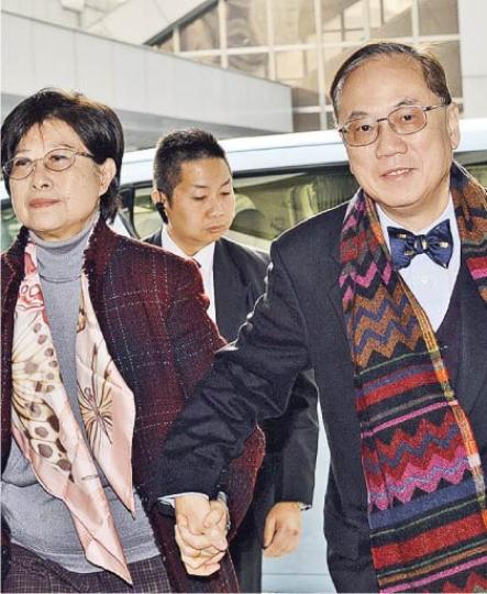 前特首曾蔭權（右）被控行政長官接受利益罪及公職人員行為失當罪，案件昨在高等法院續審。庭上披露曾蔭權及其妻鮑笑薇（左）的兩個東亞銀行戶口，2010年中的結餘合共最少5000萬元。（楊柏賢攝）