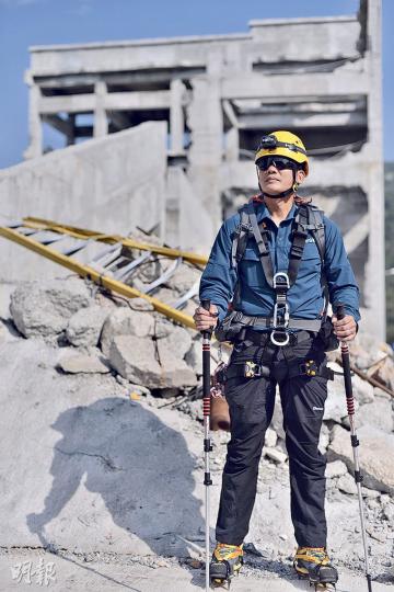 去年嚴寒下有近200人被困路面結冰的大帽山，消防員因路滑拯救受阻，處方其後斥資約160萬元購入800對鋼製冰爪鞋及800對攀山手杖，方便消防人員在冰面走動。（馮凱鍵攝）為應付嚴重車禍及坍塌，消防引入12部可馬陶剪機（左）和4部可馬陶混凝土壓碎器（右），前者可快速切割汽車金屬及強化玻璃，後者則可迅速壓碎大塊混凝土。（馮凱鍵攝）