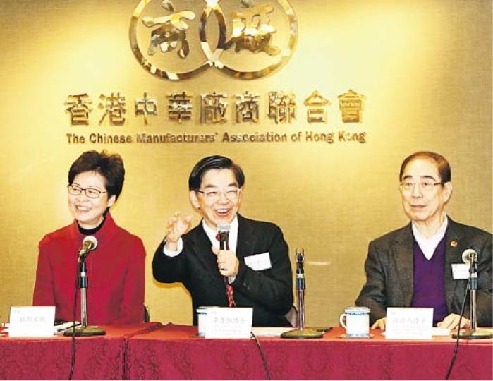 特首參選人林鄭月娥（左）昨先後拜訪香港總商會及中華廠商會。廠商會約有40名成員出席，會長李秀恒（中）表示，商會會討論推薦人選，但18票不會綑綁提名。（郭慶輝攝）特首參選人、前財政司長曾俊華（右）昨分別到訪中華廠商會（圖）及中華總商會。他透露，短期內會發表詳細政綱，但離開時沒有回應傳媒問題。（李紹昌攝）特首參選人胡國興（圖）昨在外國記者會午餐會致辭，提出香港應為《基本法》第22條立法，防止中央部門干預香港內部事務。（郭慶輝攝）