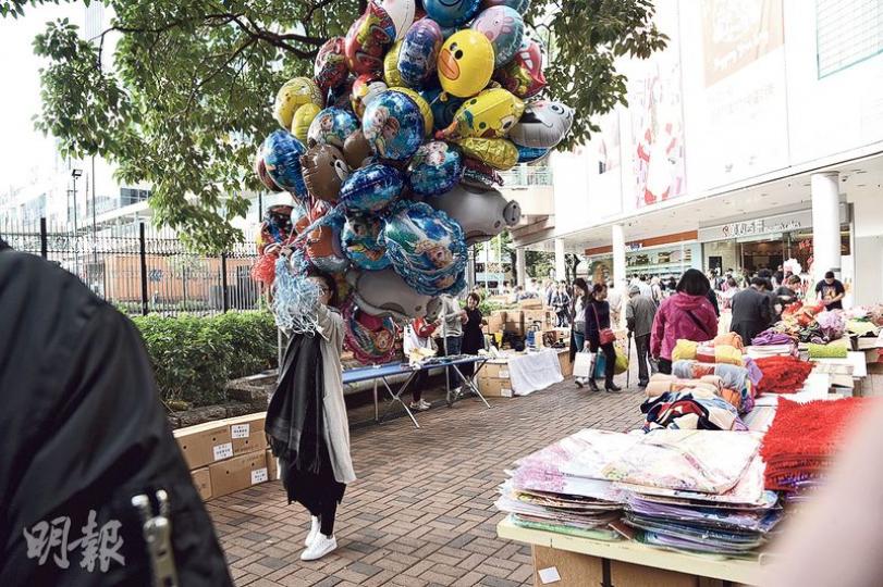 記者昨午到上水新都廣場一帶年宵攤檔「熱點」觀察,發現路邊(圖左)有人擺放大批載貨紙盒霸佔位置。(鍾炳然攝)記者發現疑用作霸位的紙皮,部分更寫有留位及人名。(鍾炳然攝) 記者昨午到上水新都廣場一帶年宵攤檔「熱點」觀察,發現路邊(圖左)有人擺放大批載貨紙盒霸佔位置。(鍾炳然攝)記者發現疑用作霸位的紙皮,部分更寫有留位及人名。(鍾炳然攝)