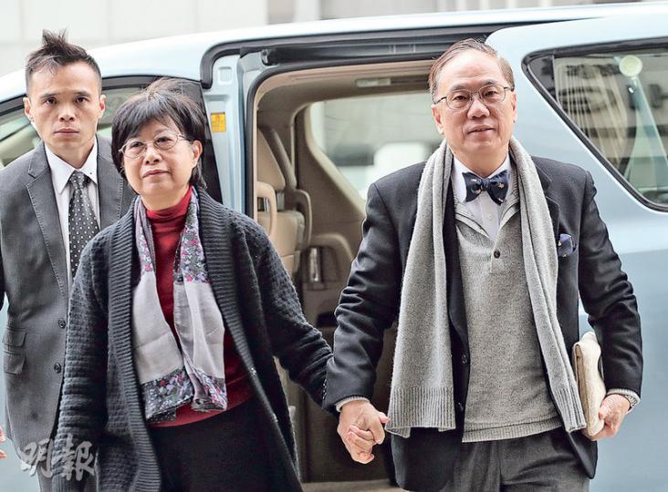 曾蔭權（右）昨晨如常與其妻鮑笑薇（左）到高等法院應訊，兩人攜手步入法庭。（李紹昌攝）前商經局常秘謝曼怡供稱，商經局歡迎數碼廣播公司申請李國章以董事及主席身分控制該公司，認為李的經驗及專業知識可推動數碼廣播發展。（梁嘉怡攝）