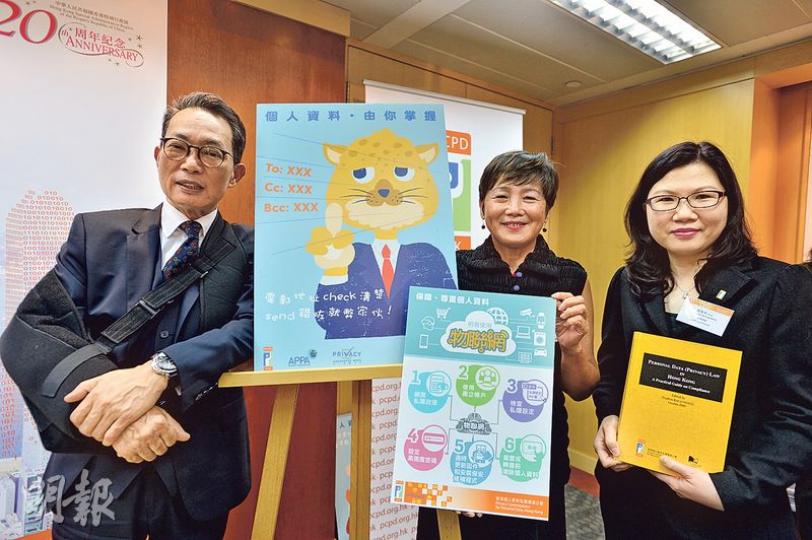 私隱專員公署昨表示去年涉及直銷服務的投訴增加了22%，建議巿民日後收到這類電話不妨「了解多點」，獲取公司名稱、電話號碼或所推銷產品資料才斷線，以便投訴可以跟進調查。圖左起為私隱專員黃繼兒、副專員黃錦卿和公署首席律師郭美玲。（鄧宗弘攝）