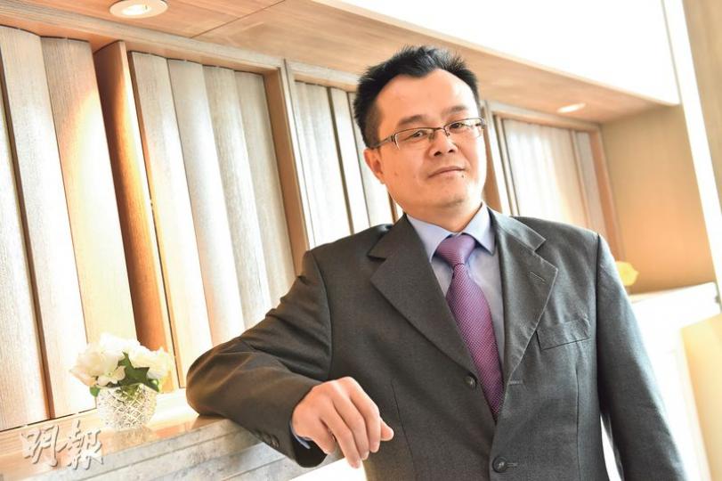 舖位精英會創辦人兼主席陳志寶表示，內地訪港旅客料重拾增長，帶動本港零售市道再次轉旺，料零售物業租售價回升。（黃志東攝）信和中心正門旁的地舖，由陳志寶的客戶以每月31萬元短租4個月作特賣場，在聖誕及新春銷售手機配件；呎租在短短兩年由105萬元大跌七成至31萬元。（葉創成攝）