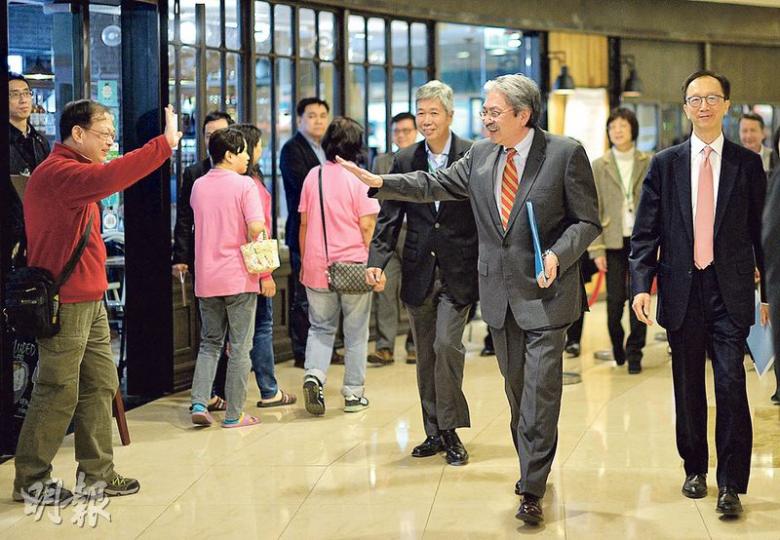 特首參選人曾俊華（前右二）昨與同為前財政司長、現為教育組織「教育2.1」召集人的梁錦松（前右一）會面，交流教育議題見解，兩人會後一同前往見記者，曾俊華沿途向路人揮手。「教育2.1」發言人稱，曾俊華昨是「主動」與梁錦松一同見記者。（蘇智鑫攝）