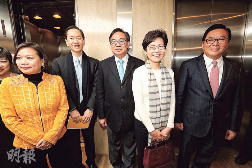 經民聯昨午與特首參選人林鄭月娥（右二）會面個多小時，會後未有表態會否支持林太，強調須了解參選人政綱和班底再作決定。圖為經民聯副主席梁美芬（左起）、林太競選辦主任陳智思、經民聯主席盧偉國、林鄭月娥、經民聯副主席林健鋒。（李紹昌攝）