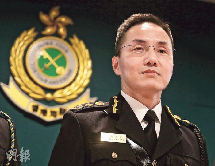 海關關長鄧忍光（圖）昨在年結記者會上多番表示，在港扣押逾兩個月的9輛新加坡裝甲運兵車及其裝備，有關調查沒有政治考慮，亦不需通知中央，只按本地法律執法。（李紹昌攝）