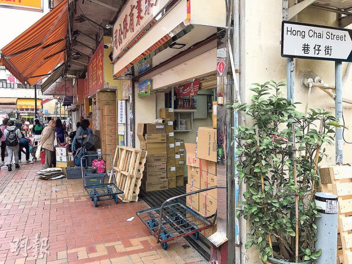 上水多間大型「水貨店」均縮小規模，搬至內街及橫巷經營，過往巷仔街水貨客迫滿行人路分貨的情况亦不復見。此圖為本月17日（上周二）所攝。（林智傑攝）