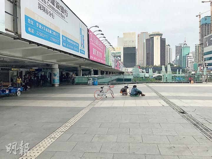 本報記者上周二（17日）到深圳羅湖口岸外觀察，有別去年有大批人聚集收購水貨的情景，今年十分淡靜，未見有人逗留，亦未見收購水貨的人。（林智傑攝）