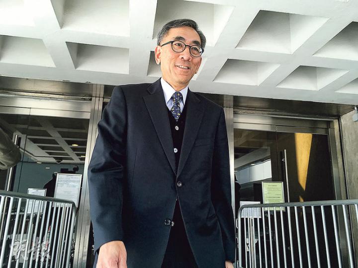 行政長官辦公室前常任秘書長麥靖宇（圖）昨供稱，他是根據曾蔭權的指示，向發展局建議考慮提名何周禮受勳，但強調曾蔭權無明言一定要作提名。不過，發展局最終亦有提名何周禮。（梁嘉怡攝）曾蔭權（右）昨早由太太曾鮑笑薇（前左）陪同下到高等法院應訊，其子曾慶淳亦有到庭旁聽。（蘇智鑫攝）