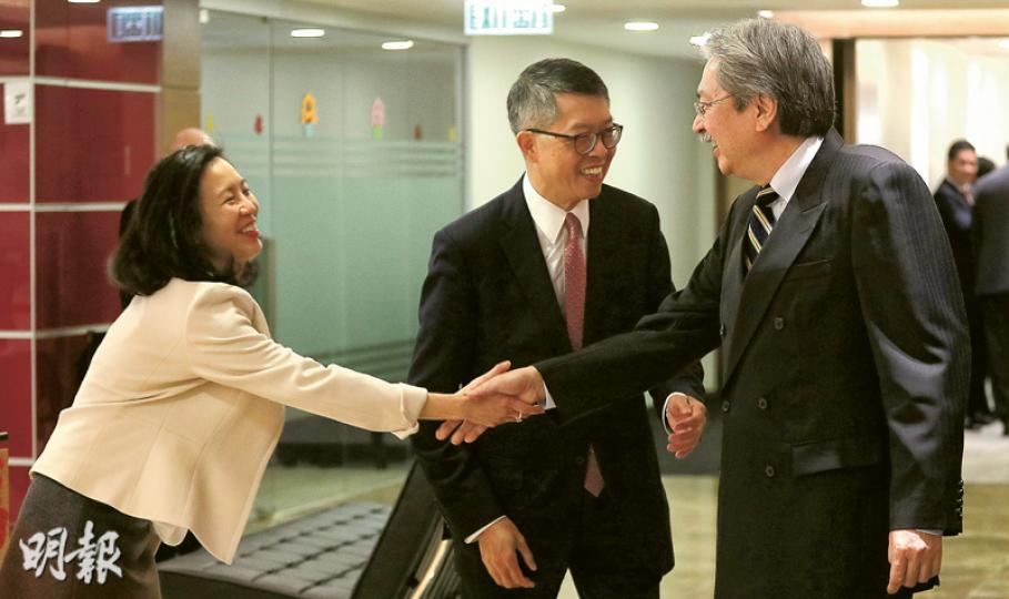 曾俊華昨日到香港總商會,與總商會主席吳天海(中)、總裁袁莎妮(左)及經民聯副主席林健鋒等人會面。吳天海會後表示,需等待各參選人政綱再決定支持誰。身兼總商會副主席的長和副主席李澤鉅因不在香港,未有出席。(李紹昌攝) 曾俊華昨日到香港總商會,與總商會主席吳天海(中)、總裁袁莎妮(左)及經民聯副主席林健鋒等人會面。吳天海會後表示,需等待各參選人政綱再決定支持誰。身兼總商會副主席的長和副主席李澤鉅因不在香港,未有出席。(李紹昌攝)