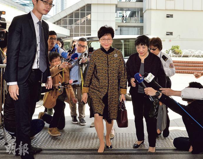 林鄭月娥(中)昨午乘私家車抵達高等法院,甫下車便被大批傳媒包圍,她面露微笑並向在場記者打招呼,但無回答任何提問,只表示今次是首次到法院。(鄧宗弘攝)曾蔭權(中)的長子曾慶衍(左一)昨首度到庭旁聽,他稱特意請假來陪父親。曾蔭權的幼子曾慶淳(右二)和妹妹曾璟璇(右一)亦有到庭。(李紹昌攝) 林鄭月娥(中)昨午乘私家車抵達高等法院,甫下車便被大批傳媒包圍,她面露微笑並向在場記者打招呼,但無回答任何提問,只表示今次是首次到法院。(鄧宗弘攝)曾蔭權(中)的長子曾慶衍(左一)昨首度到庭旁聽,他稱特意請假來陪父親。曾蔭權的幼子曾慶淳(右二)和妹妹曾璟璇(右一)亦有到庭。(李紹昌攝)