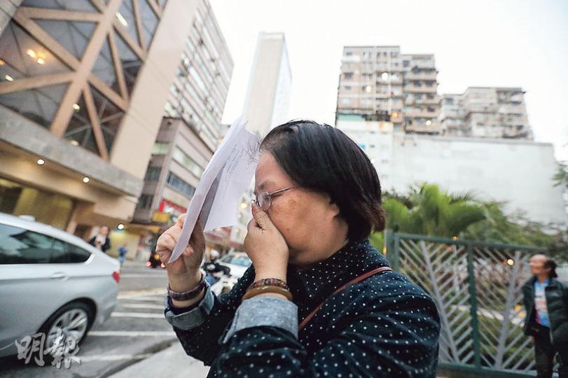 港安康復中心院長伍月意昨日現身,將涉事女院友的身分證及藥物等交還其家屬。本報記者上前向她查詢院友搬遷的情况及會否擔心被釘牌,她未有回應便掩面急步離開。(郭慶輝攝) 港安康復中心院長伍月意昨日現身,將涉事女院友的身分證及藥物等交還其家屬。本報記者上前向她查詢院友搬遷的情况及會否擔心被釘牌,她未有回應便掩面急步離開。(郭慶輝攝)