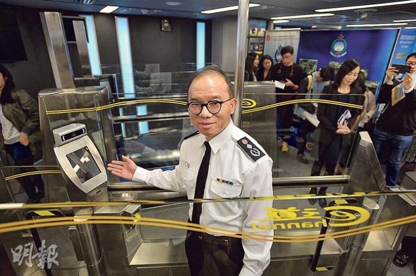 入境事務處長曾國衞昨展示新技術,持電子旅行證件的合資格旅客,可將電子護照放在e-道閱讀器上,進入後望向鏡頭,通過容貌辨識認證後就能完成自助出境程序,過程只需20秒。(鄧宗弘攝) 入境事務處長曾國衞昨展示新技術,持電子旅行證件的合資格旅客,可將電子護照放在e-道閱讀器上,進入後望向鏡頭,通過容貌辨識認證後就能完成自助出境程序,過程只需20秒。(鄧宗弘攝)