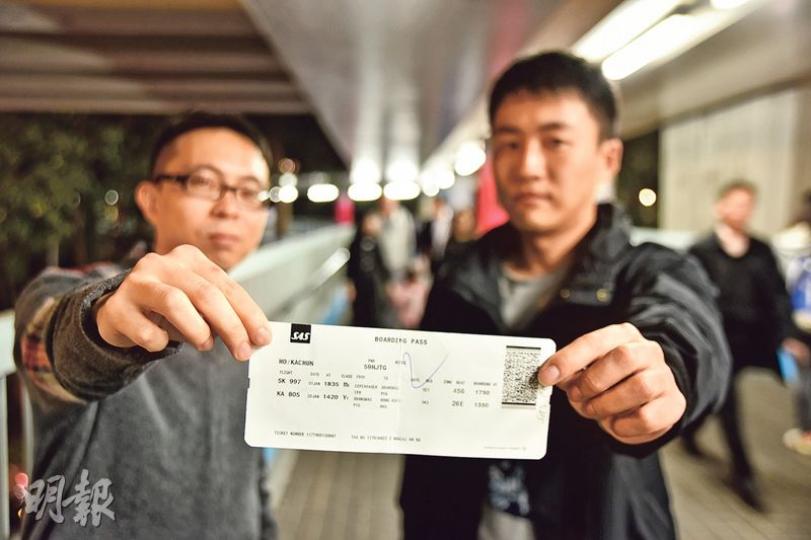 港人陸先生（右）與何先生（左）等4名旅客原定1月1日乘搭北歐航空在丹麥哥本哈根經上海轉機返港，都因沒有攜帶回鄉證而遭北歐航空職員拒絕登機，對方以國際航空運輸協會（IATA）規定香港轉機客需有回鄉證為由拒絕安排其他班機，4人需自購機票回港，多花4000至8000元不等。（黃志東攝）