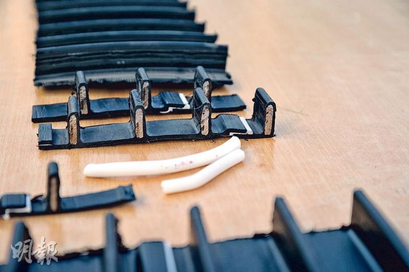 「螺旋纏繞修復技術」採用的塑膠帶內藏鋼片加固,施工時先將這些塑膠帶送入纏繞機,將膠帶捲成螺旋形,然後以圖中白色條狀的熱熔膠將縫罅黏合,成為一條新的污水渠。(蘇智鑫攝) 「螺旋纏繞修復技術」採用的塑膠帶內藏鋼片加固,施工時先將這些塑膠帶送入纏繞機,將膠帶捲成螺旋形,然後以圖中白色條狀的熱熔膠將縫罅黏合,成為一條新的污水渠。(蘇智鑫攝)