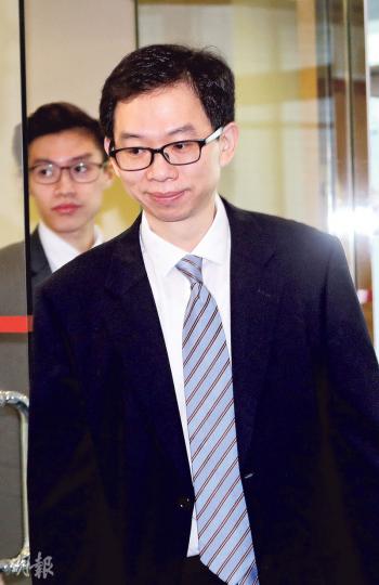 醫委會昨裁定伊利沙伯醫院腎科專科醫生黃浩聲(前)兩項專業失德不成立。(郭慶輝攝) 醫委會昨裁定伊利沙伯醫院腎科專科醫生黃浩聲(前)兩項專業失德不成立。(郭慶輝攝)