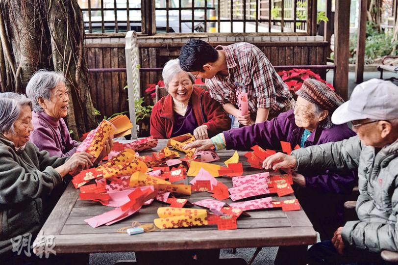 腦退化症長者在提及熟悉的農曆新年均會變得開心雀躍,耆智園社工劉安俊(右三)為長者安排用利市封做手作活動,秀英(左起)、湯潔、慧英、燕萍(右二)、福伯也被阿俊逗得開懷大笑。(馮凱鍵攝)患早期腦退化症的湯潔(左二)提起過年便變得滔滔不絕,更主動幫忙煎蘿蔔糕。(馮凱鍵攝) 腦退化症長者在提及熟悉的農曆新年均會變得開心雀躍,耆智園社工劉安俊(右三)為長者安排用利市封做手作活動,秀英(左起)、湯潔、慧英、燕萍(右二)、福伯也被阿俊逗得開懷大笑。(馮凱鍵攝)患早期腦退化症的湯潔(左二)提起過年便變得滔滔不絕,更主動幫忙煎蘿蔔糕。(馮凱鍵攝)