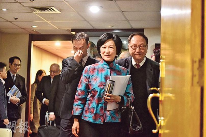 葉劉淑儀昨晚與法律界選委會面,雙方協議不透露會面內容。葉太稱欲見資訊科技界選委但被拒絕。(黃志東攝) 葉劉淑儀昨晚與法律界選委會面,雙方協議不透露會面內容。葉太稱欲見資訊科技界選委但被拒絕。(黃志東攝)