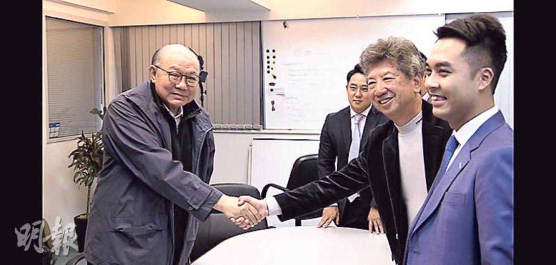 胡國興(左)昨與民主思路會面約個半小時,他會後受訪時指自己一定獲中央信任。右一為民主思路成員黃梓謙,右二為召集人湯家驊。(楊凱力攝) 胡國興(左)昨與民主思路會面約個半小時,他會後受訪時指自己一定獲中央信任。右一為民主思路成員黃梓謙,右二為召集人湯家驊。(楊凱力攝)