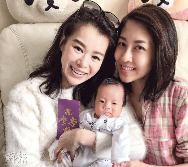 胡杏兒探望陳敏之兩母子,更送上大利市給「雷冬至」。(微博圖片) 胡杏兒探望陳敏之兩母子,更送上大利市給「雷冬至」。(微博圖片)
