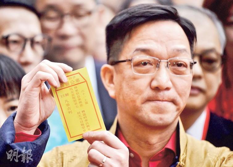 特首選舉將至,鄉議局主席劉業強昨為香港求得「凡事吉利」上籤,他說任何一人當選特首,香港都會有新景象,若社會能齊心拋開矛盾成見,「香港一定會好」。(馮凱鍵攝) 特首選舉將至,鄉議局主席劉業強昨為香港求得「凡事吉利」上籤,他說任何一人當選特首,香港都會有新景象,若社會能齊心拋開矛盾成見,「香港一定會好」。(馮凱鍵攝)