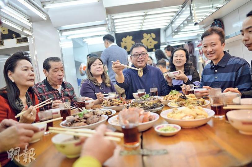 西環海味老店裕隆號,堅持約50年的開年飯傳統,昨日大年初二筵開兩席,20名親朋及伙計歡聚一堂,祈求生意興隆、身體健康。老闆吳偉鴻(右三)稱去年海味店利潤增加約一成,預計今年會保持增長。(蘇智鑫攝) 西環海味老店裕隆號,堅持約50年的開年飯傳統,昨日大年初二筵開兩席,20名親朋及伙計歡聚一堂,祈求生意興隆、身體健康。老闆吳偉鴻(右三)稱去年海味店利潤增加約一成,預計今年會保持增長。(蘇智鑫攝)