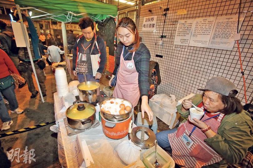 深水埗通州街及欽州街交界,於年三十晚至年初二晚設熟食墟市,在該處出售雞蛋及咖哩雞翼的陳太(右一)表示,首兩日生意不錯,其中前晚約9時,當日預備的食物已售清,其女兒(中)亦有到場幫忙。(伍浦鋒攝)本報昨晚9時多到朗豪坊對出砵蘭街觀察,該處有數十檔熟食檔出售串燒、炒魷魚、魚蛋等,吸引不少市民到場「覓食」,現場未見食環署職員干預。(伍浦鋒攝)家庭主婦陳女士(中)在深水埗熟食墟市擺檔賣泰式冷盤如雞翼、雞腳等,因銷情不錯,昨日特地增加存貨出售,並希望未來可再有同類墟市。(伍浦鋒攝)警方昨在朗豪坊對出的砵蘭 深水埗通州街及欽州街交界,於年三十晚至年初二晚設熟食墟市,在該處出售雞蛋及咖哩雞翼的陳太(右一)表示,首兩日生意不錯,其中前晚約9時,當日預備的食物已售清,其女兒(中)亦有到場幫忙。(伍浦鋒攝)本報昨晚9時多到朗豪坊對出砵蘭街觀察,該處有數十檔熟食檔出售串燒、炒魷魚、魚蛋等,吸引不少市民到場「覓食」,現場未見食環署職員干預。(伍浦鋒攝)家庭主婦陳女士(中)在深水埗熟食墟市擺檔賣泰式冷盤如雞翼、雞腳等,因銷情不錯,昨日特地增加存貨出售,並希望未來可再有同類墟市。(伍浦鋒攝)警方昨在朗豪坊對出的砵蘭