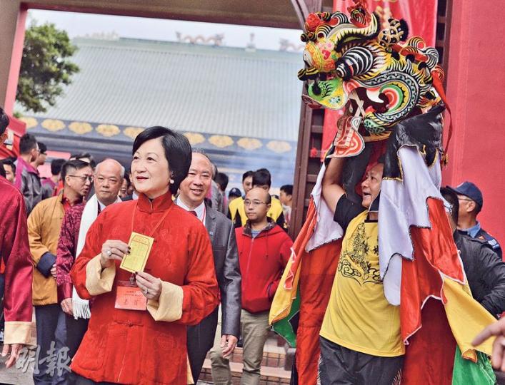 前年於車公誕被舞麒麟撞倒的新民黨主席葉劉淑儀(前左),昨於車公廟再遇當年撞倒她的舞麒麟師傅(右),她在活動後笑言自己是「探麒麟」。(馮凱鍵攝) 前年於車公誕被舞麒麟撞倒的新民黨主席葉劉淑儀(前左),昨於車公廟再遇當年撞倒她的舞麒麟師傅(右),她在活動後笑言自己是「探麒麟」。(馮凱鍵攝)