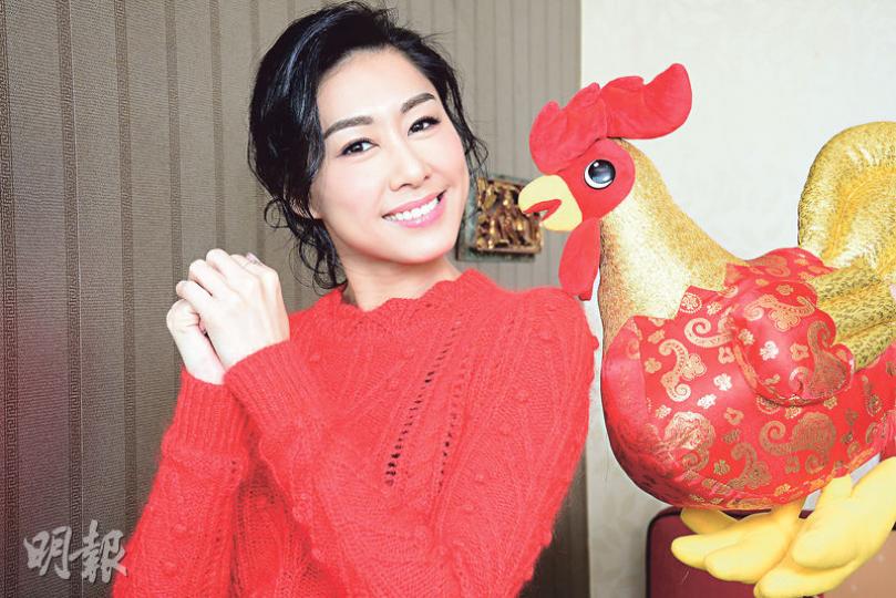 生肖屬雞的大滿貫視后胡定欣,與報喜金雞齊齊祝大家雞年開開心心!(攝影﹕梁迺楠)胡定欣這個農曆新年可以多吃賀年美食谷肥自己,皆因將拍攝新劇《深宮計》演唐朝皇后。(攝影﹕梁迺楠)胡定欣抱着發出怪叫聲的傻雞公仔,玩得好開心!(攝影﹕梁迺楠)胡定欣新春會相約好姊妹行大運。(攝影﹕梁迺楠) 生肖屬雞的大滿貫視后胡定欣,與報喜金雞齊齊祝大家雞年開開心心!(攝影﹕梁迺楠)胡定欣這個農曆新年可以多吃賀年美食谷肥自己,皆因將拍攝新劇《深宮計》演唐朝皇后。(攝影﹕梁迺楠)胡定欣抱着發出怪叫聲的傻雞公仔,玩得好開心!(攝影﹕梁迺楠)胡定欣新春會相約好姊妹行大運。(攝影﹕梁迺楠)