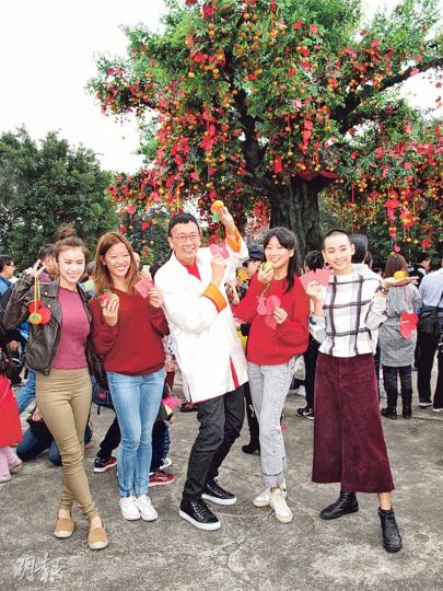 阿旦(中)昨日率領兩女兒(左二、右二)、鄧月平(左一)及談善言(右一)到大埔林村許願樹祈福。(攝影鎅O者﹕鍾一虹) 阿旦(中)昨日率領兩女兒(左二、右二)、鄧月平(左一)及談善言(右一)到大埔林村許願樹祈福。(攝影鎅O者﹕鍾一虹)