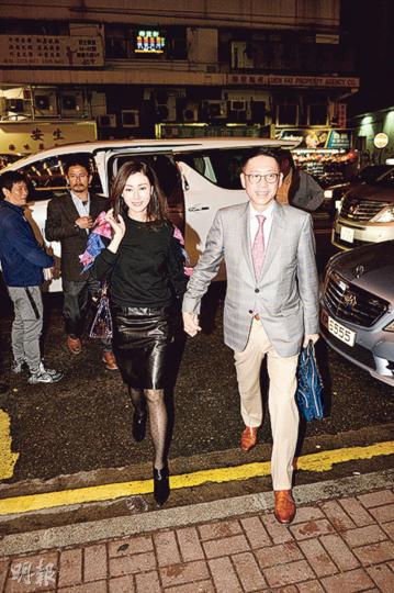 許晉亨與李嘉欣十指緊扣恩愛到場。(攝影鎅O者﹕劉永銳)許世勳太太由兩名傭人攙扶慢行,許世勳(右)亦相伴左右。(攝影鎅O者﹕劉永銳) 許晉亨與李嘉欣十指緊扣恩愛到場。(攝影鎅O者﹕劉永銳)許世勳太太由兩名傭人攙扶慢行,許世勳(右)亦相伴左右。(攝影鎅O者﹕劉永銳)