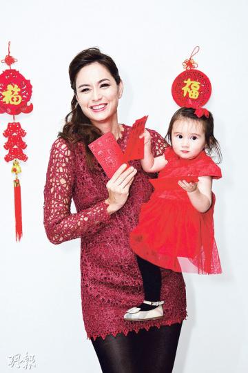 Ana R.入鄉隨俗,農曆年會親自下廚煮賀年餸、派利市,更為一歲多女兒Maya添置新裝扮「中國娃娃」。(攝影:梁迺楠)Ana R.透露女兒Maya喜歡吃中餐,最近更試吃叉燒。(攝影:梁迺楠) Ana R.入鄉隨俗,農曆年會親自下廚煮賀年餸、派利市,更為一歲多女兒Maya添置新裝扮「中國娃娃」。(攝影:梁迺楠)Ana R.透露女兒Maya喜歡吃中餐,最近更試吃叉燒。(攝影:梁迺楠)