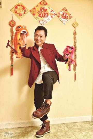 黎耀祥雞年事業發展繼續暢旺,還會有很多新嘗試。(攝影﹕孫華中)黎耀祥在行政總廚黃亞保指導下,將菜粒、蝦粒等材料放落鑊炒熟,還加入黑松露醬。(攝影﹕孫華中)黎耀祥將炒熟的材料放在蛋皮上。(攝影﹕孫華中)黎耀祥細心將蛋皮摺疊。(攝影﹕孫華中)黎耀祥將包好的蛋皮修剪。(攝影﹕孫華中)黎耀祥炮製完成的「祥做祥有」(海鮮石榴球),他非常滿意。(攝影﹕孫華中) 黎耀祥雞年事業發展繼續暢旺,還會有很多新嘗試。(攝影﹕孫華中)黎耀祥在行政總廚黃亞保指導下,將菜粒、蝦粒等材料放落鑊炒熟,還加入黑松露醬。(攝影﹕孫華中)黎耀祥將炒熟的材料放在蛋皮上。(攝影﹕孫華中)黎耀祥細心將蛋皮摺疊。(攝影﹕孫華中)黎耀祥將包好的蛋皮修剪。(攝影﹕孫華中)黎耀祥炮製完成的「祥做祥有」(海鮮石榴球),他非常滿意。(攝影﹕孫華中)