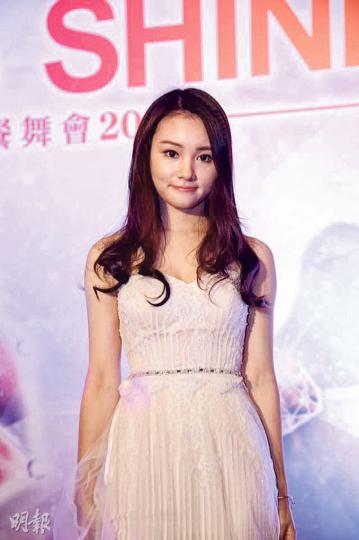 年僅22歲的陳雁萍笑言,「以自己資質而言,若替人打工,每月最多1萬多元月薪,難以提升收入。」地產是香港經濟命脈之一,收入雖然多寡不定,卻有更多賺錢機會。(方可兒攝) 年僅22歲的陳雁萍笑言,「以自己資質而言,若替人打工,每月最多1萬多元月薪,難以提升收入。」地產是香港經濟命脈之一,收入雖然多寡不定,卻有更多賺錢機會。(方可兒攝)
