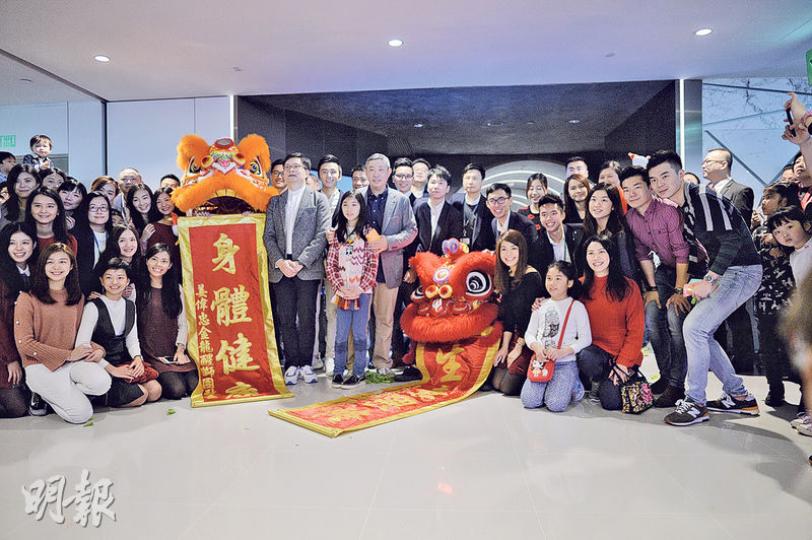 新世界柏傲灣昨舉行新春團拜,發展商稱,除柏傲灣外,今年集團仍有三大新盤推出,其中西貢傲瀧料於短期內批出滿意紙。(蘇智鑫攝) 新世界柏傲灣昨舉行新春團拜,發展商稱,除柏傲灣外,今年集團仍有三大新盤推出,其中西貢傲瀧料於短期內批出滿意紙。(蘇智鑫攝)