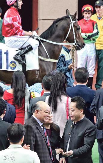 行政長官參選人胡國興(左)昨到沙田馬場觀看賀歲馬,並到馬匹亮相圈近距離觀賞馬匹,遇到本身是鄉議局選委的侯志強(右),二人相談甚歡,胡國興後來稱只是朋友間交談。(曾憲宗攝) 行政長官參選人胡國興(左)昨到沙田馬場觀看賀歲馬,並到馬匹亮相圈近距離觀賞馬匹,遇到本身是鄉議局選委的侯志強(右),二人相談甚歡,胡國興後來稱只是朋友間交談。(曾憲宗攝)