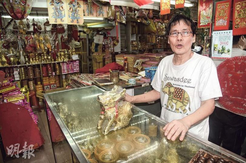 遭爆竊的紙紮舖姓杜店東(圖)向記者展開遭匪徒偷走的同款銅製麒麟擺設。(林智傑攝) 遭爆竊的紙紮舖姓杜店東(圖)向記者展開遭匪徒偷走的同款銅製麒麟擺設。(林智傑攝)