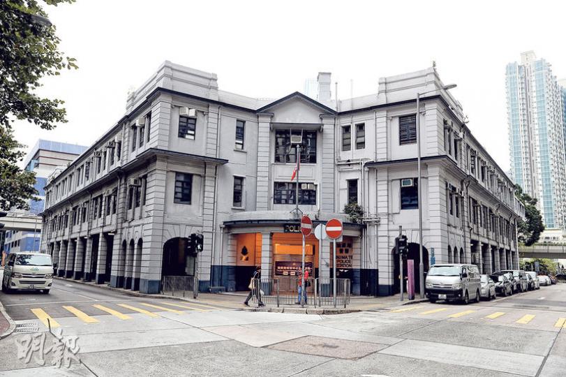 建於1922年的舊油麻地警署位於廣東道,屬於戰前建築物,樓高3層,最大特色是呈V字形的建築及有大型圓柱門廊,設計充滿英殖時期的建築特色,被評為二級歷史建築。(郭慶輝攝)新油麻地警署位於友翔道3號,鄰近新油麻地避風塘,樓高9層;新報案室提供輪候服務系統,把報案或查詢的市民分流,提高工作效率。(郭慶輝攝) 建於1922年的舊油麻地警署位於廣東道,屬於戰前建築物,樓高3層,最大特色是呈V字形的建築及有大型圓柱門廊,設計充滿英殖時期的建築特色,被評為二級歷史建築。(郭慶輝攝)新油麻地警署位於友翔道3號,鄰近新油麻地避風塘,樓高9層;新報案室提供輪候服務系統,把報案或查詢的市民分流,提高工作效率。(郭慶輝攝)
