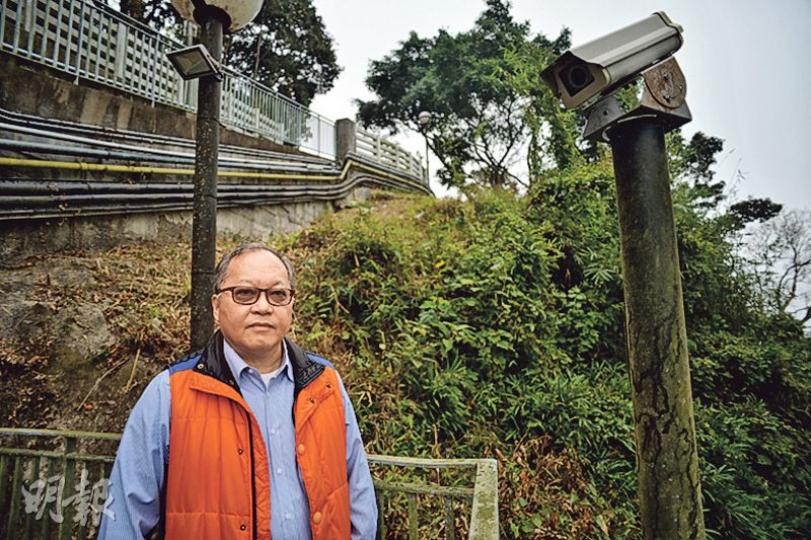 香港會計師公會前會長周光暉(圖)所住屋苑曾於聖誕假期間一連發生3宗爆竊案,他認為是竊賊避開保安設施、匿藏於豪宅旁的山坡及樹叢再伺機犯案,兩年來委託公司加緊修剪屬其私人地段的山坡樹叢。(蘇智鑫攝)加列山道有豪宅加設電網,加強防盜。(蘇智鑫攝)周光暉的屋苑在外牆增設紅外線警報器、防盜網及防盜刺(圖)等。(蘇智鑫攝)加列山道一帶有豪宅圍牆裝設的鋸齒形防盜網,部分損毁甩脫,形同虛設。(蘇智鑫攝)豪宅旁的山坡叢林是竊賊慣常匿藏的地點,加列山道一帶山坡經常遺留懷疑竊賊「踩線」的痕迹。(蘇智鑫攝) 香港會計師公會前會長周光暉(圖)所住屋苑曾於聖誕假期間一連發生3宗爆竊案,他認為是竊賊避開保安設施、匿藏於豪宅旁的山坡及樹叢再伺機犯案,兩年來委託公司加緊修剪屬其私人地段的山坡樹叢。(蘇智鑫攝)加列山道有豪宅加設電網,加強防盜。(蘇智鑫攝)周光暉的屋苑在外牆增設紅外線警報器、防盜網及防盜刺(圖)等。(蘇智鑫攝)加列山道一帶有豪宅圍牆裝設的鋸齒形防盜網,部分損毁甩脫,形同虛設。(蘇智鑫攝)豪宅旁的山坡叢林是竊賊慣常匿藏的地點,加列山道一帶山坡經常遺留懷疑竊賊「踩線」的痕迹。(蘇智鑫攝)